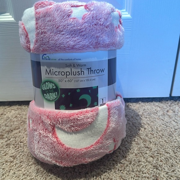 MICROPLUSH THROW 50” X 60” GLOWS IN THE DARK - Picture 1 of 3